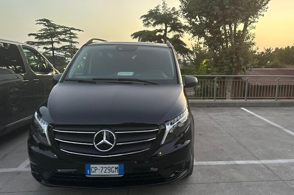 černé auto zaparkované na parkovišti