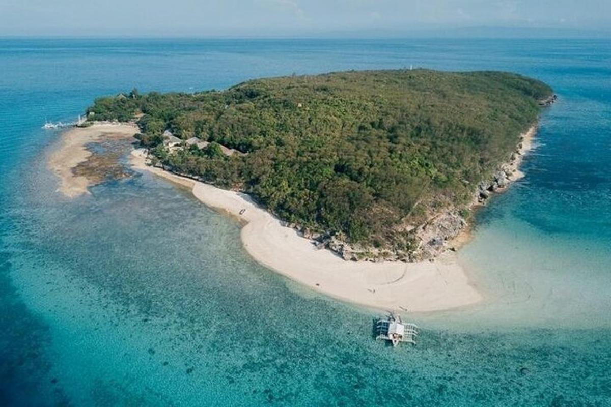 sebuah pulau di tengah lautan