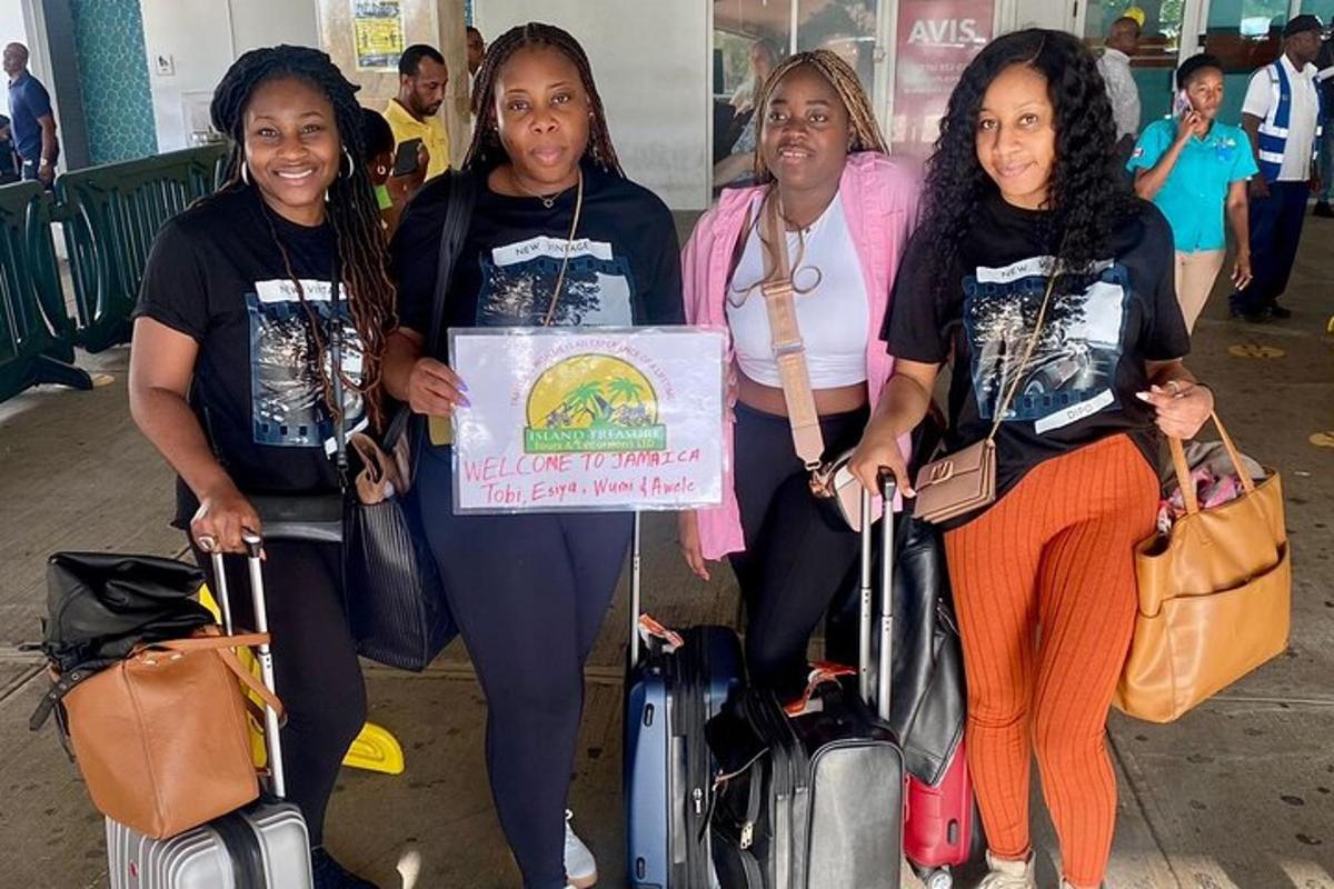 un gruppo di donne in posa per una foto con i loro bagagli