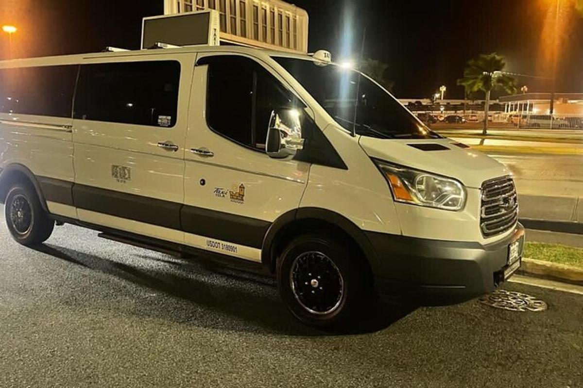 uma van branca estacionada em um estacionamento à noite