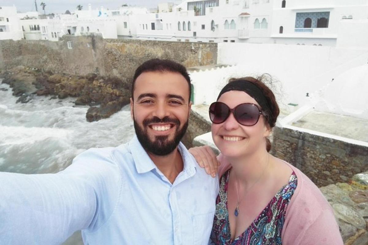 ένας άντρας και μια γυναίκα που στέκονται δίπλα σε ένα ποτάμι