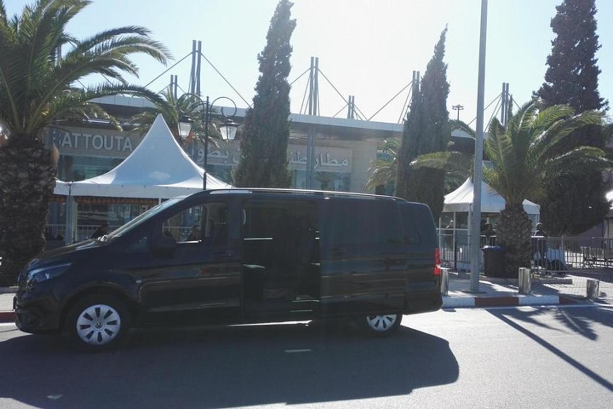 Ένα μαύρο βαν είναι παρκαρισμένο σε ένα πάρκινγκ