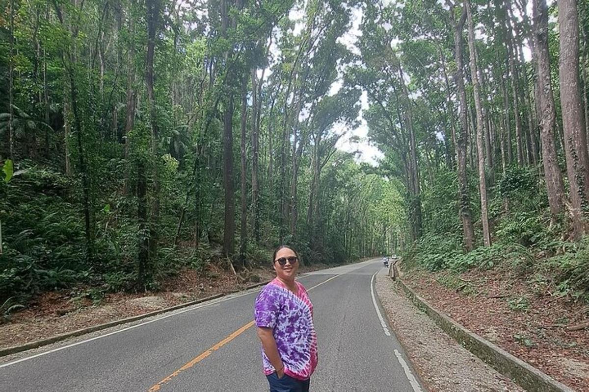 una dona dreta a la vora d'una carretera
