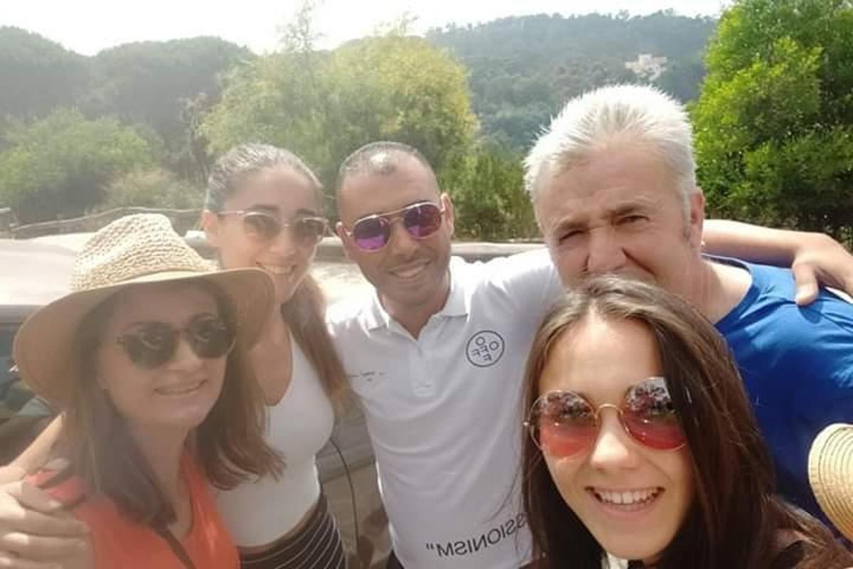skupina lidí pózujících pro fotografii