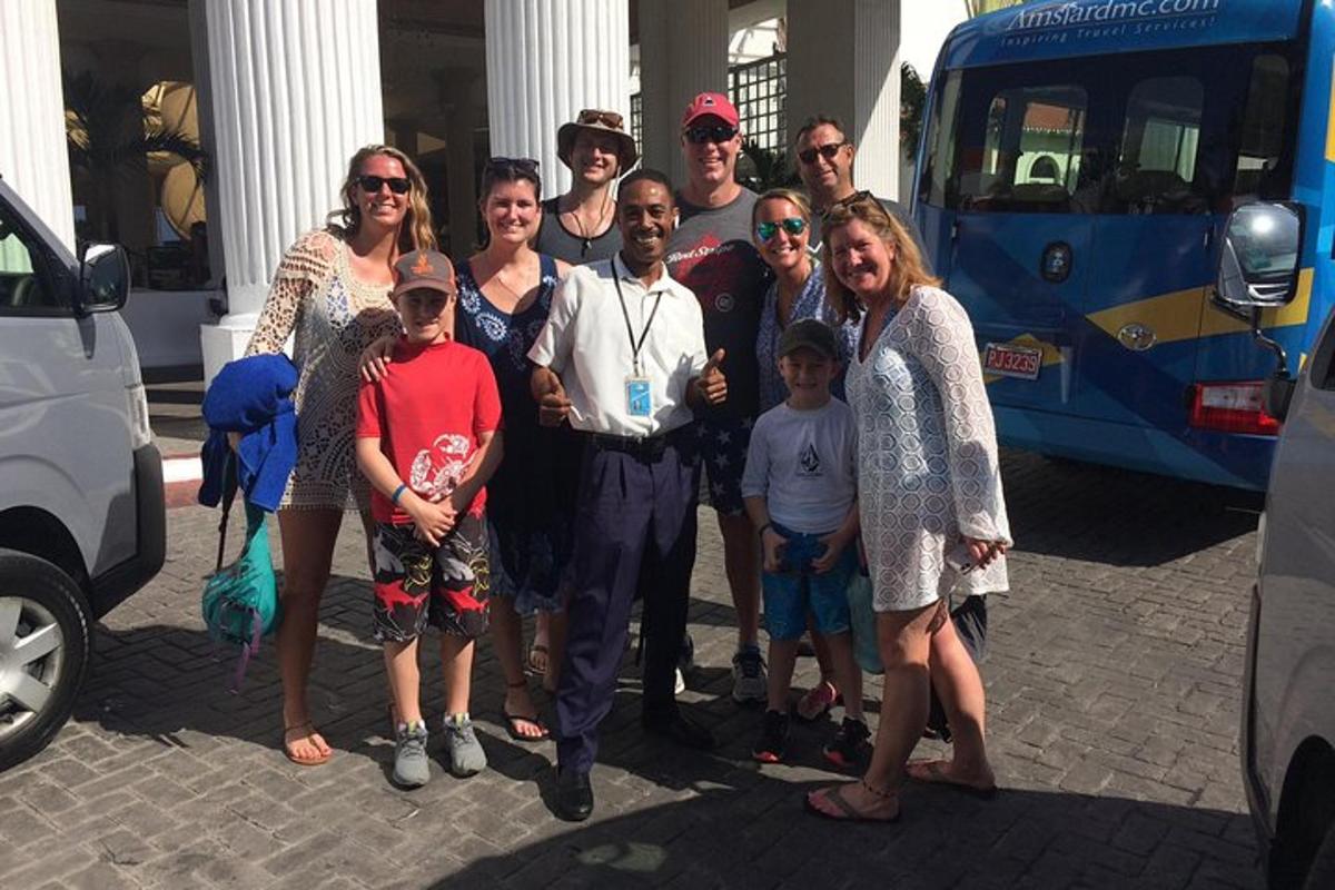 un grup de persones posant per a una foto