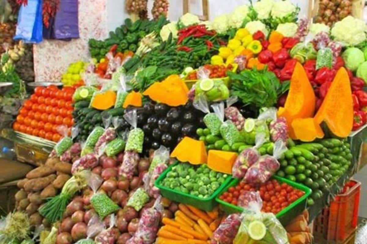 μια έκθεση φρούτων και λαχανικών σε μια αγορά