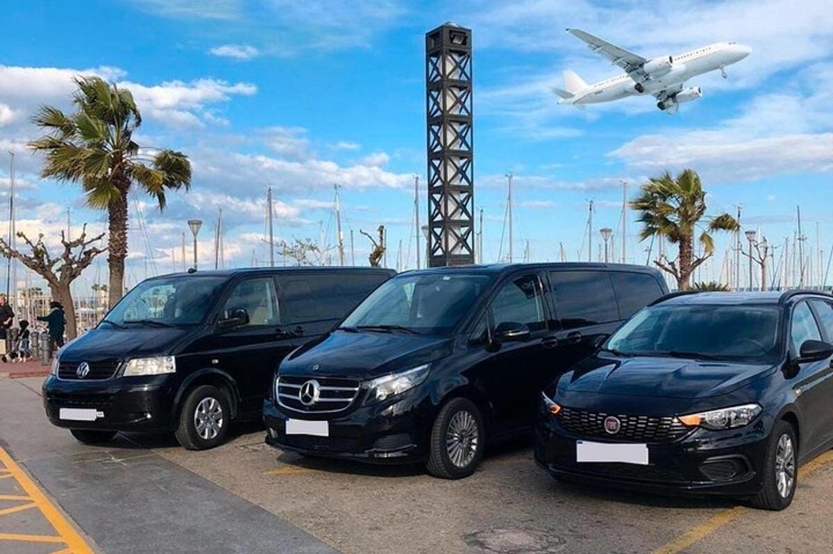 tři černá auta zaparkovaná na parkovišti s letadlem