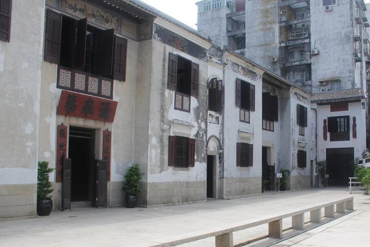 侧面有黑色百叶窗的建筑物