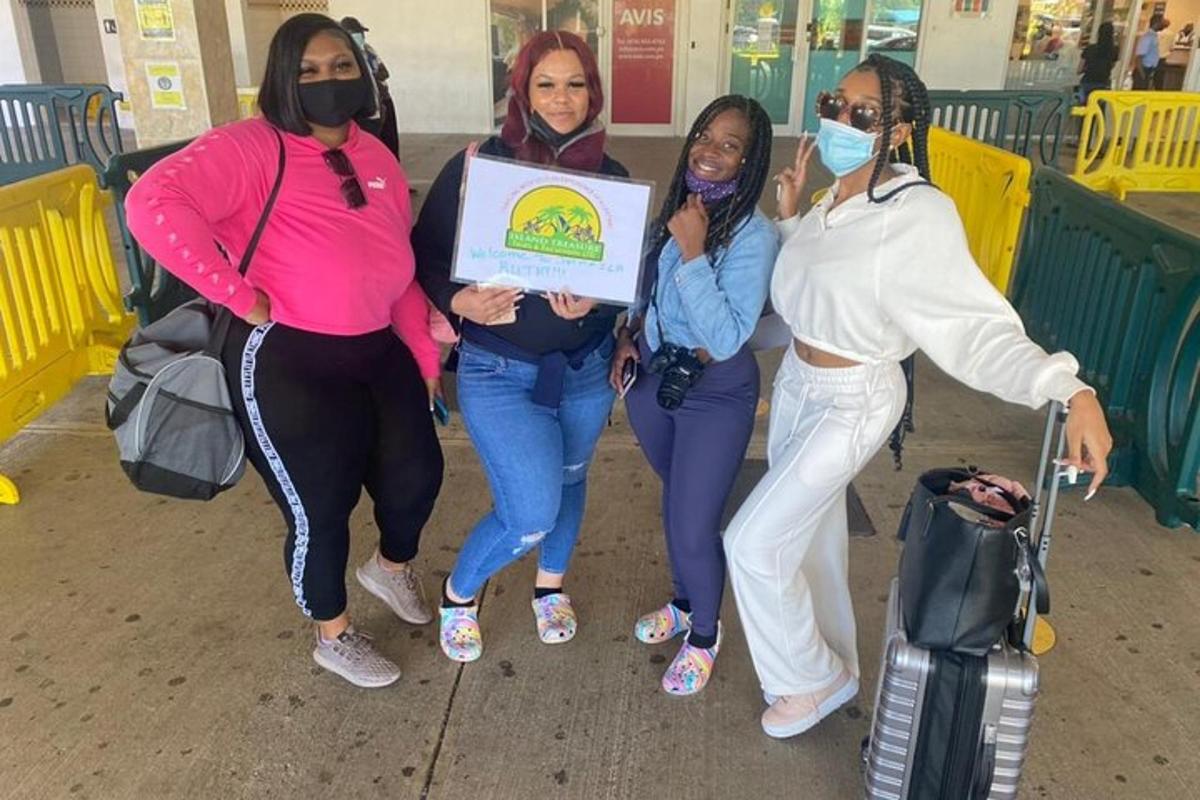 un gruppo di donne in posa per una foto in un aeroporto