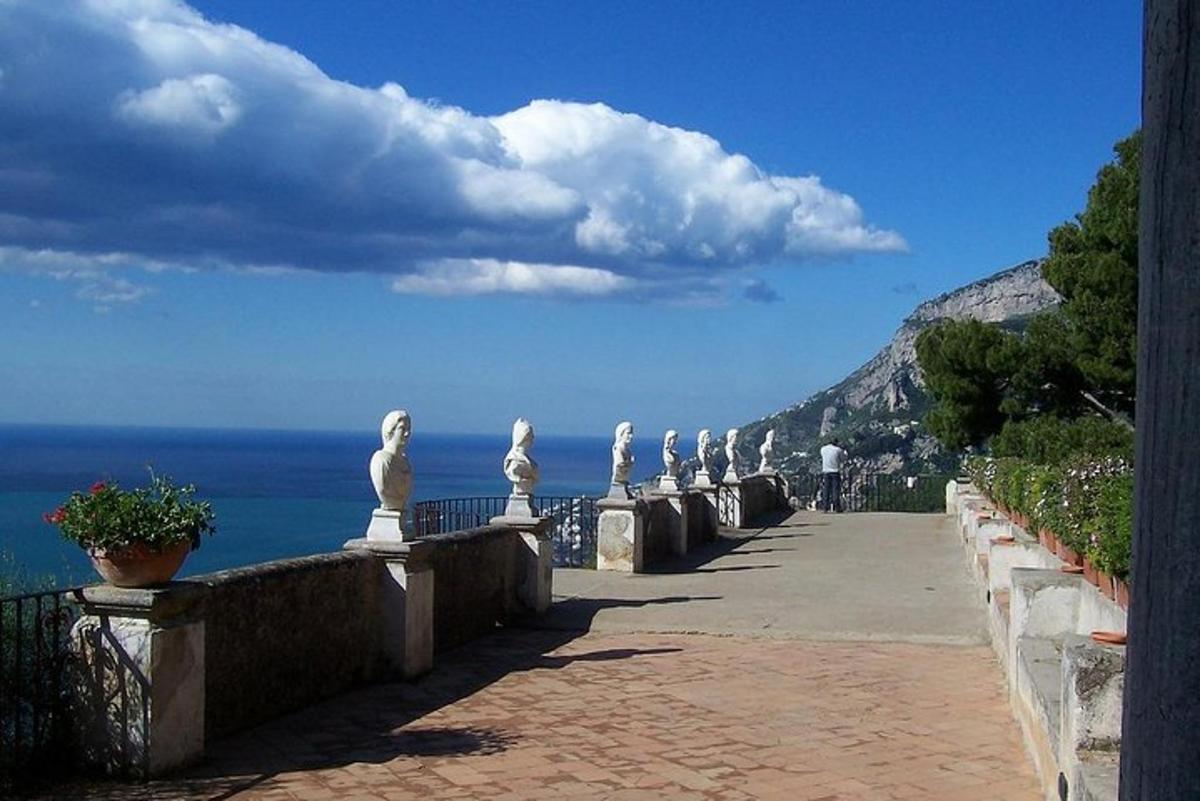 chodnik ze statuami i oceanem w tle
