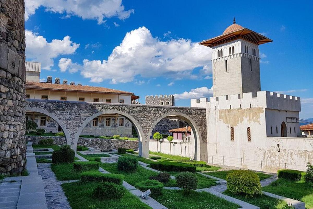 budova s hodinovou vežou v záhrade