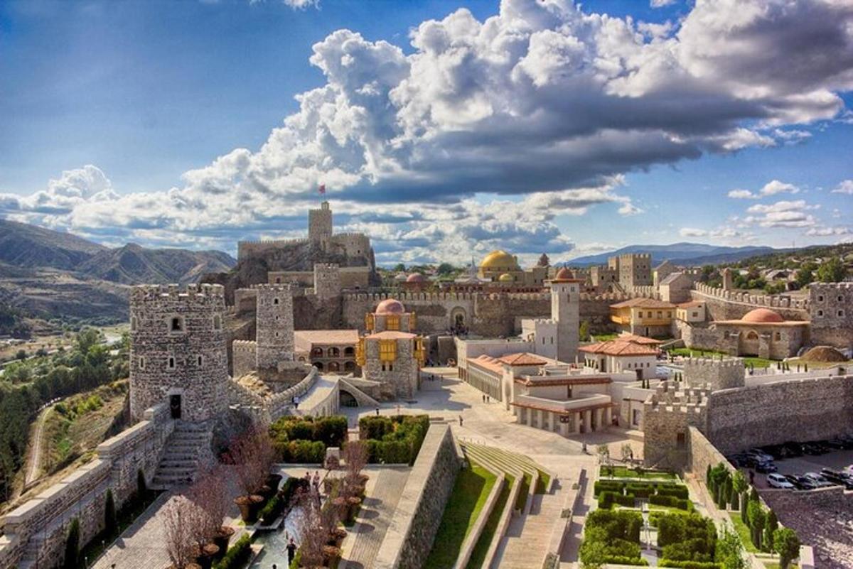 starý hrad s množstvom budov