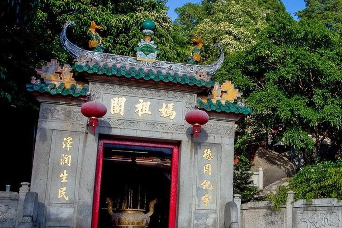 寺庙大门上有汉字
