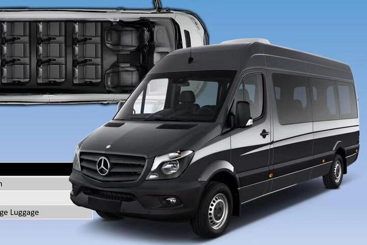 črno-bel kombi parkiran poleg avtodoma