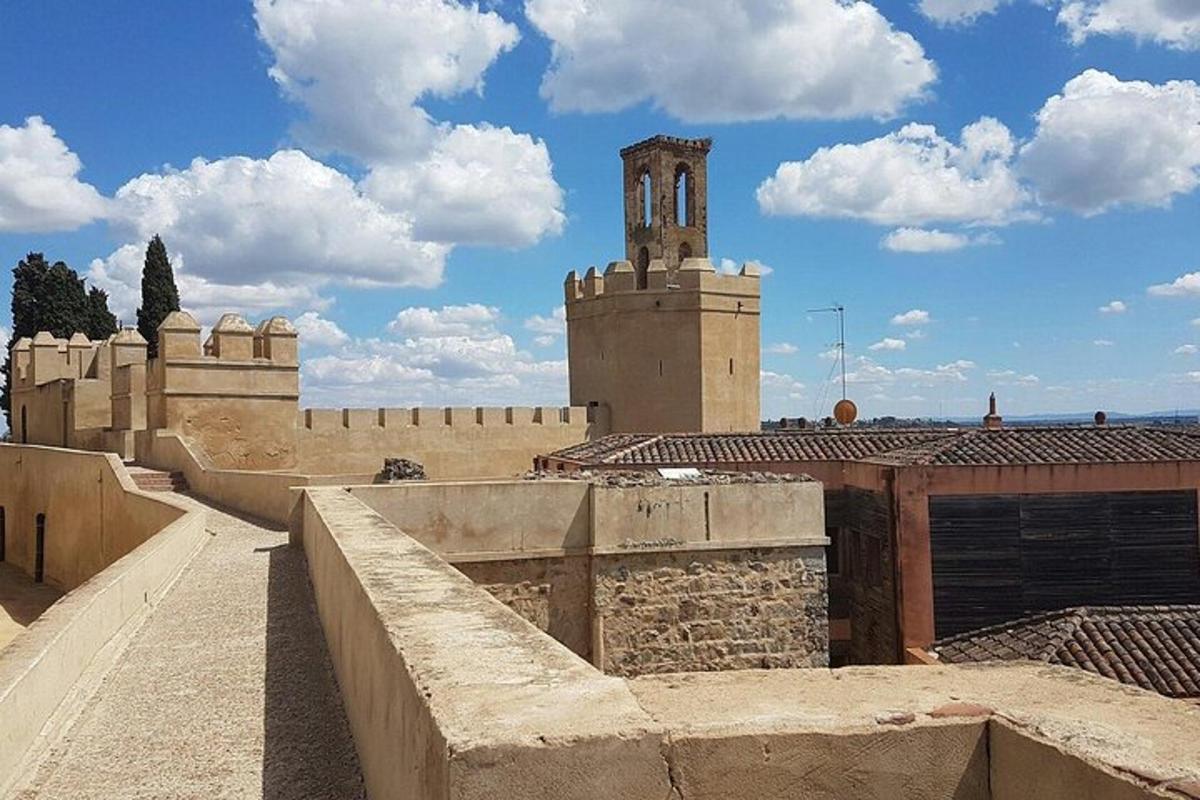 una vista di un edificio con una torre dell'orologio