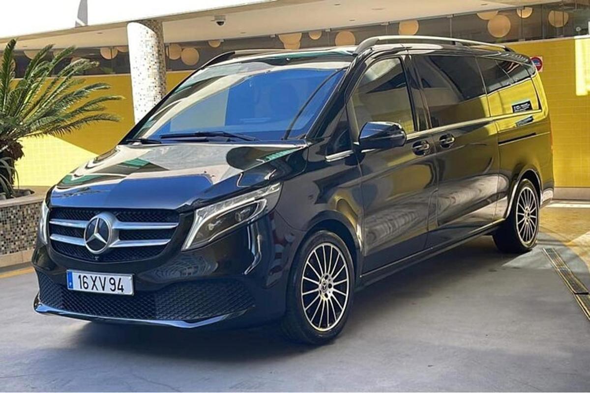 Una minivan Mercedes Benz estacionada en un estacionamiento