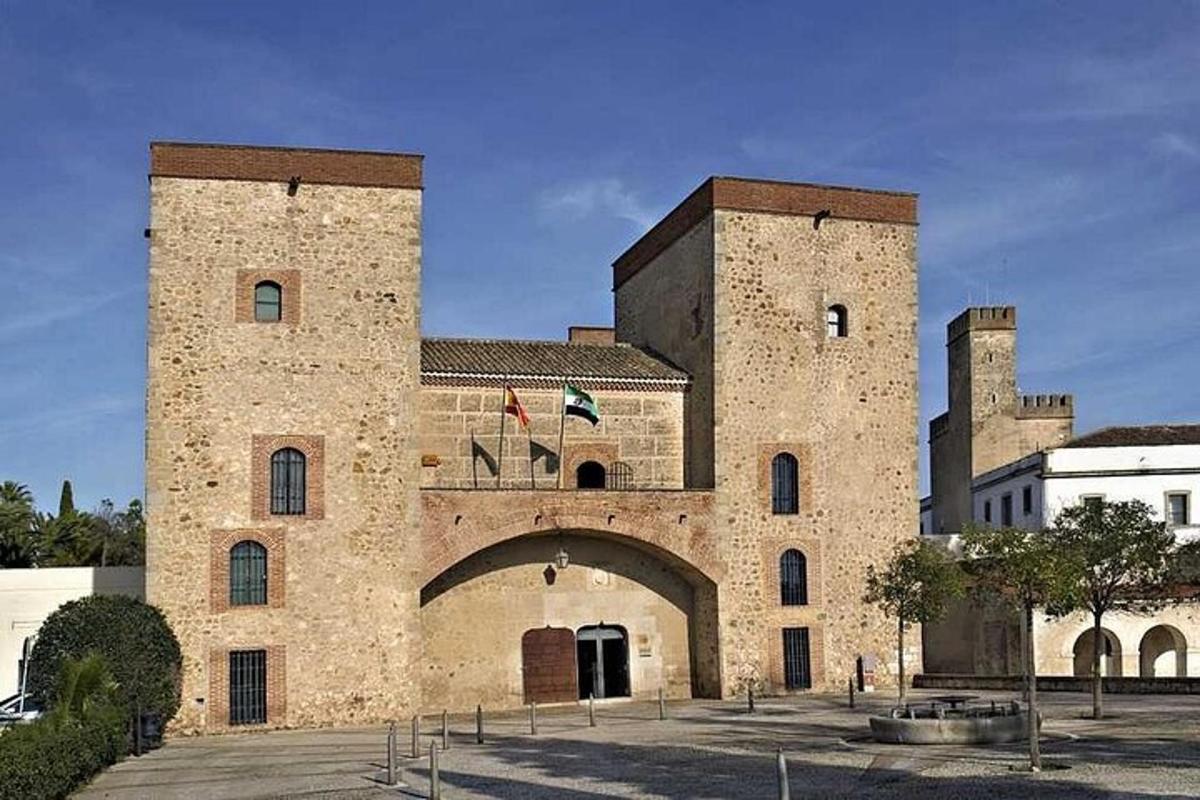 un grande edificio in mattoni con due torri e un arco