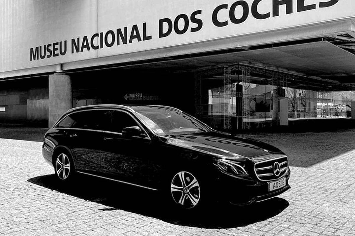 Un coche negro aparcado delante de un edificio