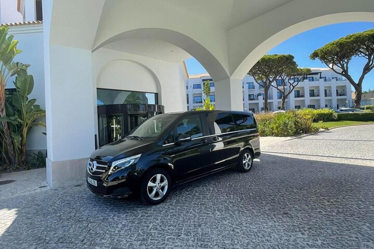 Un coche negro aparcado delante de un edificio