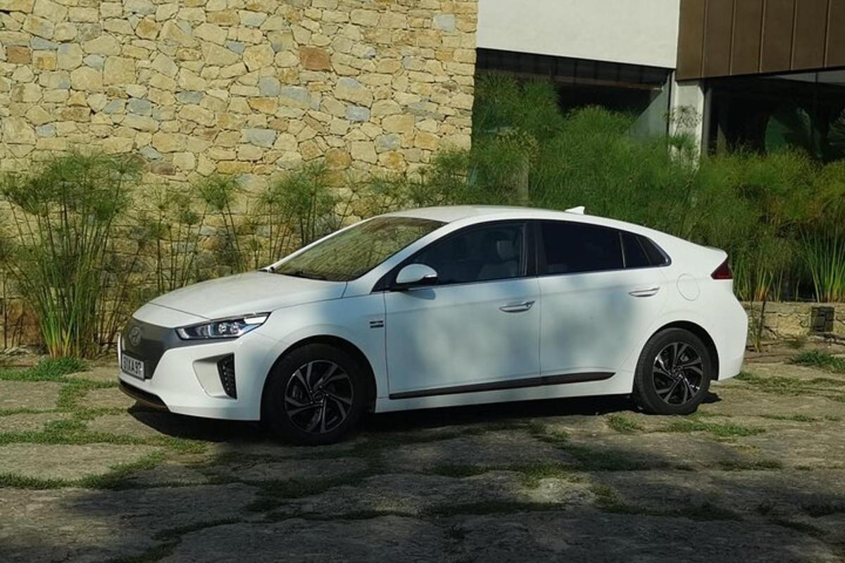 Un coche blanco aparcado delante de un edificio