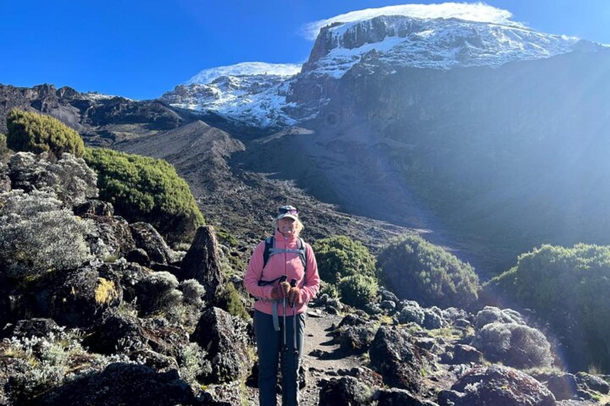 seorang wanita berdiri di atas gunung