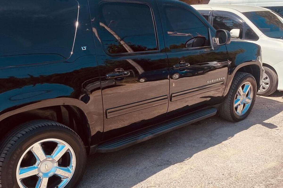 un camioncino blu parcheggiato in un parcheggio