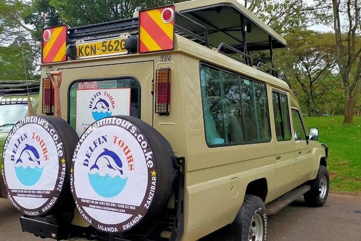 ein gelber Lieferwagen mit zwei großen Reifen auf der Rückseite