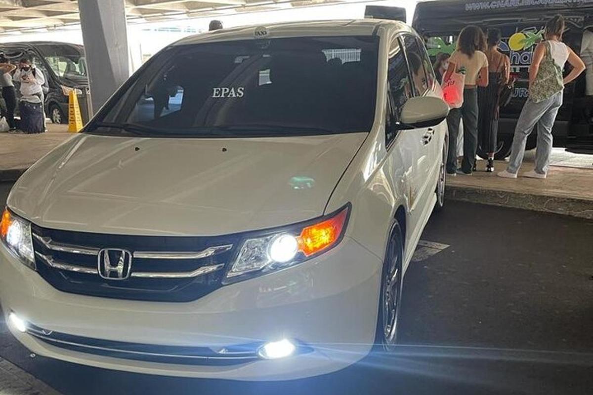 Un coche blanco estacionado en un estacionamiento