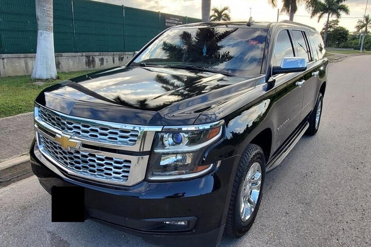 một chiếc xe suv màu đen đỗ trong bãi đậu xe