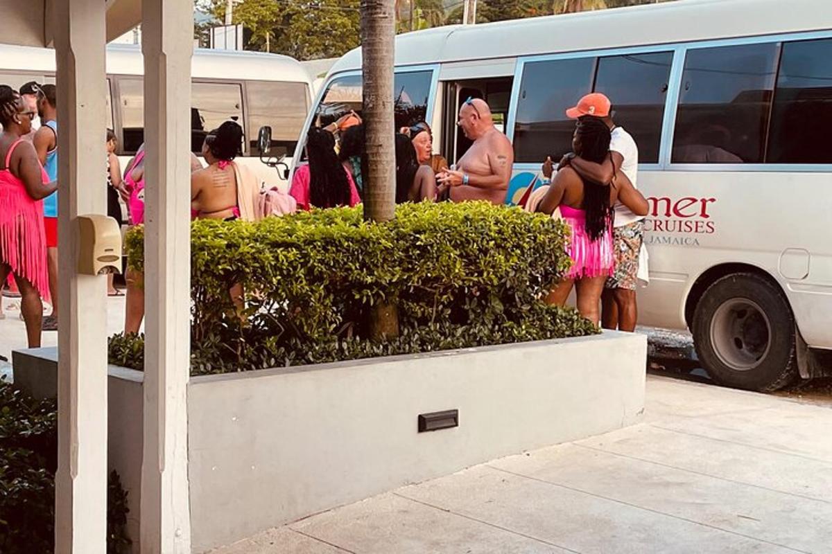 skupina lidí stojících před autobusem