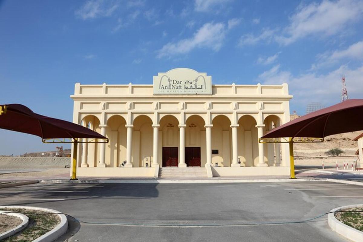 um grande edifício branco com uma placa nele