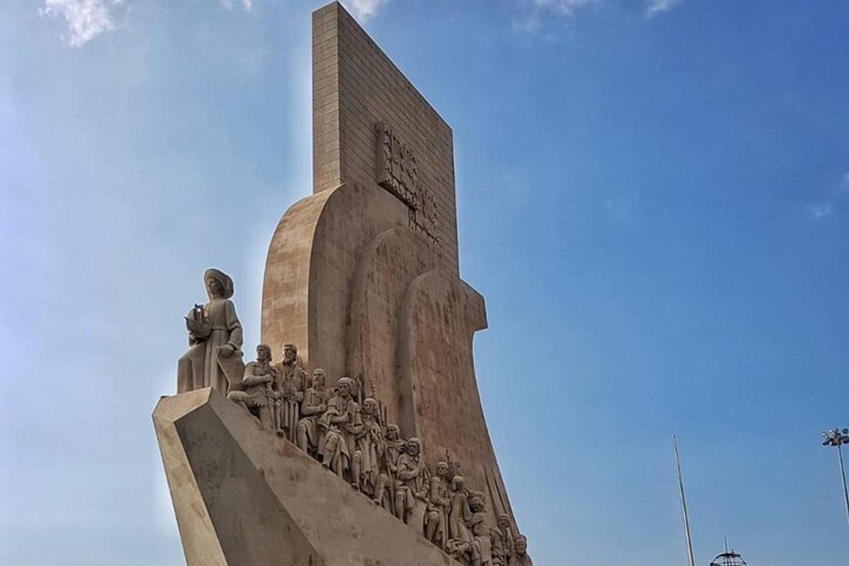 사람들이 모여 있는 기념물