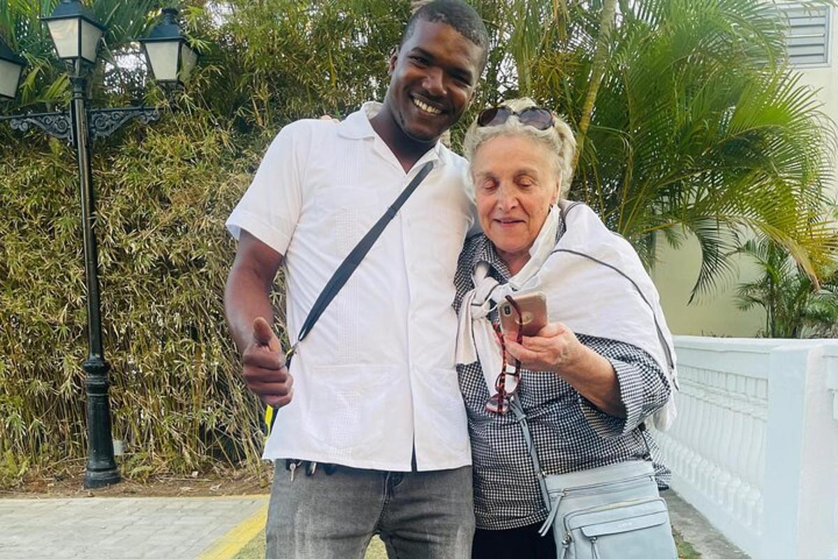 Ένας άντρας στέκεται δίπλα σε μια γυναίκα κοιτάζοντας ένα κινητό τηλέφωνο