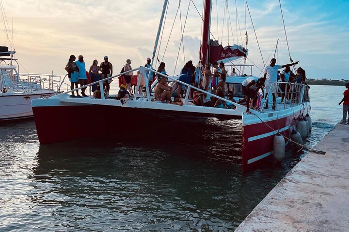 μια ομάδα ανθρώπων σε μια βάρκα στο νερό