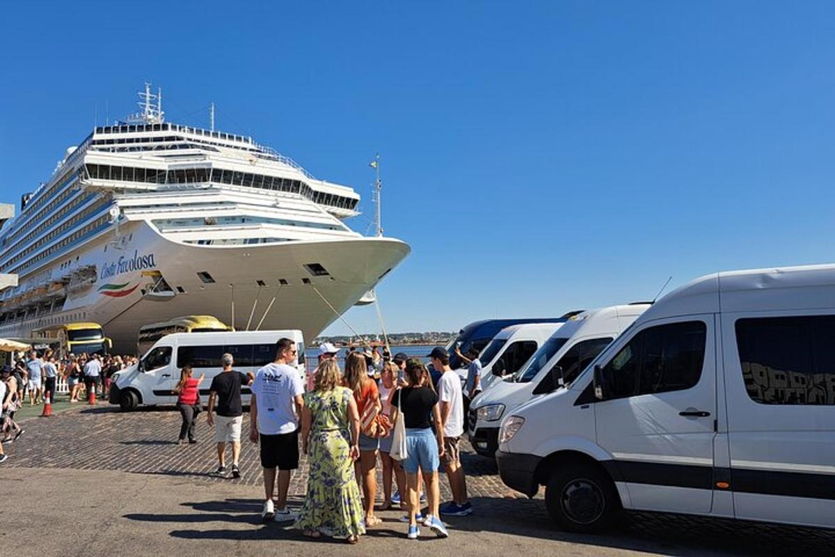 Un grupo de personas de pie frente a un crucero.