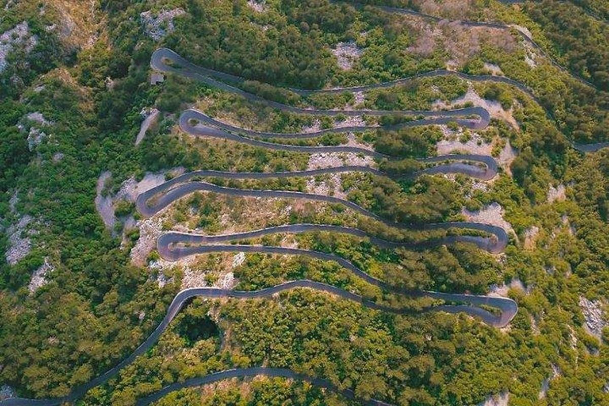 山の曲がりくねった道の航空写真