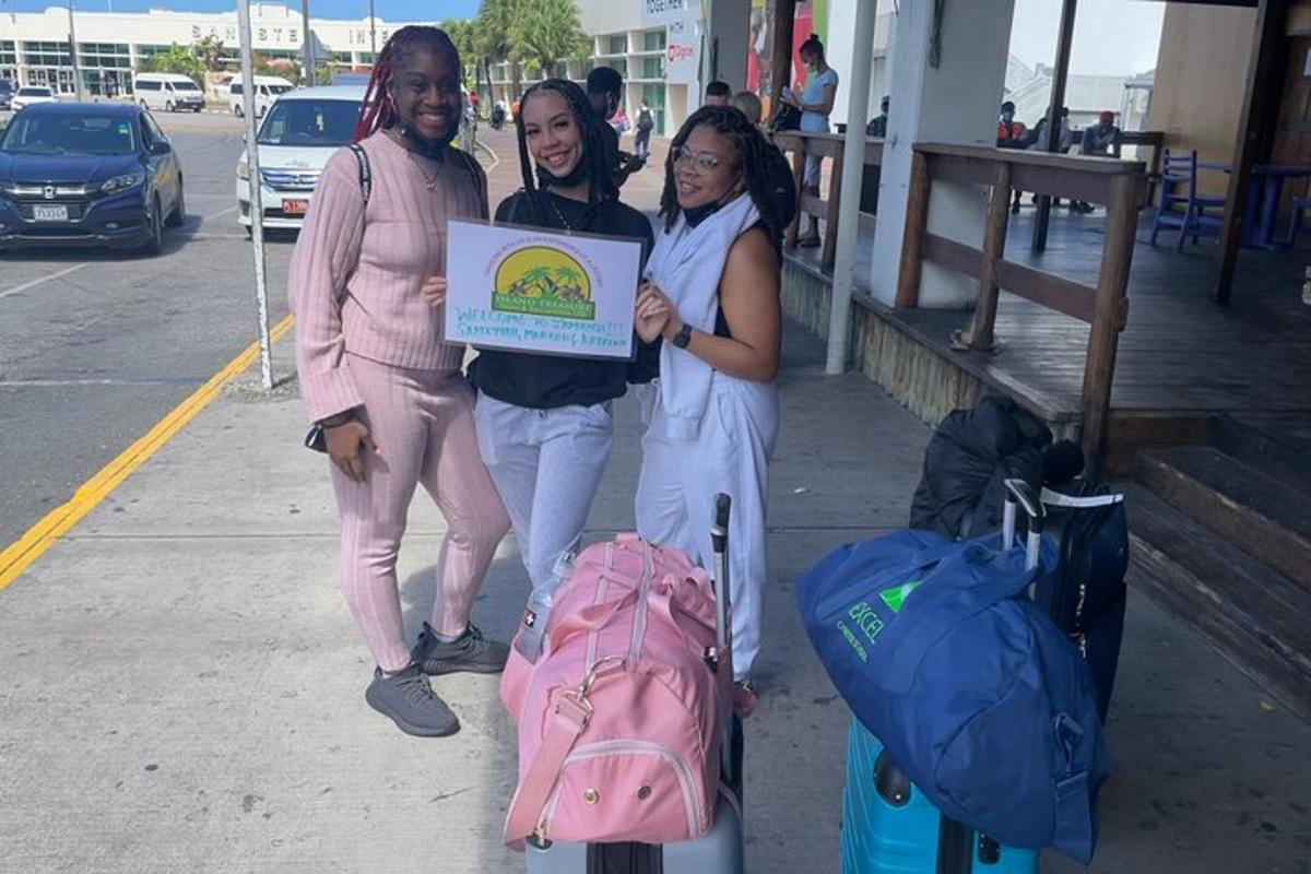un gruppo di tre donne che tengono un cartello con i bagagli