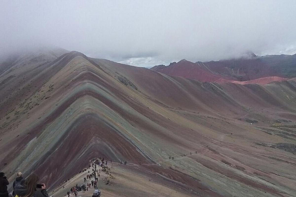 um grupo de pessoas em pé no topo de uma montanha
