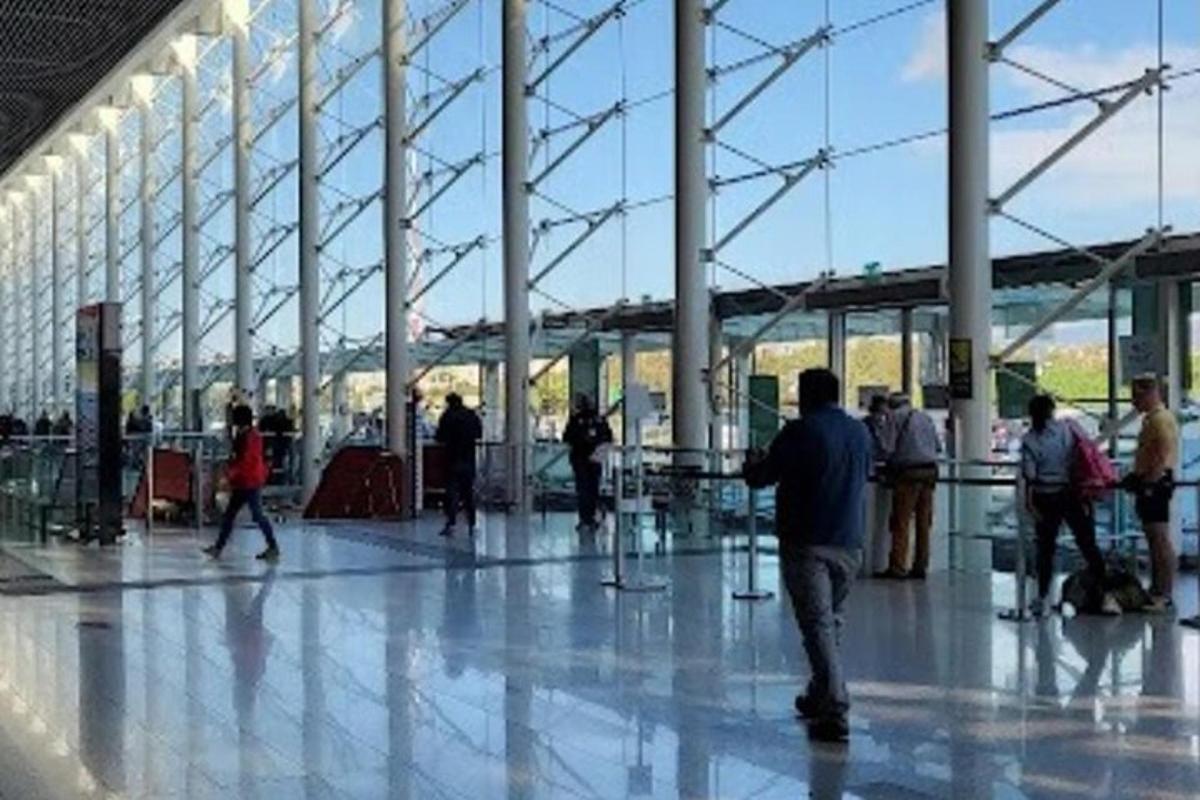 grupp inimesi, kes jalutavad lennujaama terminali ümber
