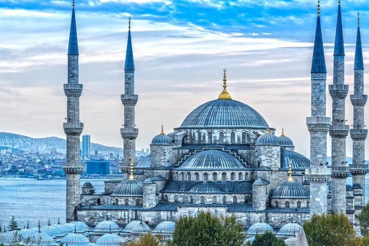 Mešita s modrými kopulemi a minarety v Istanbulu