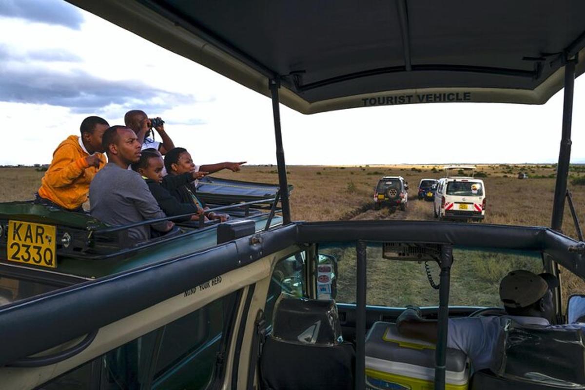 un gruppo di persone che viaggiano sul retro di un veicolo