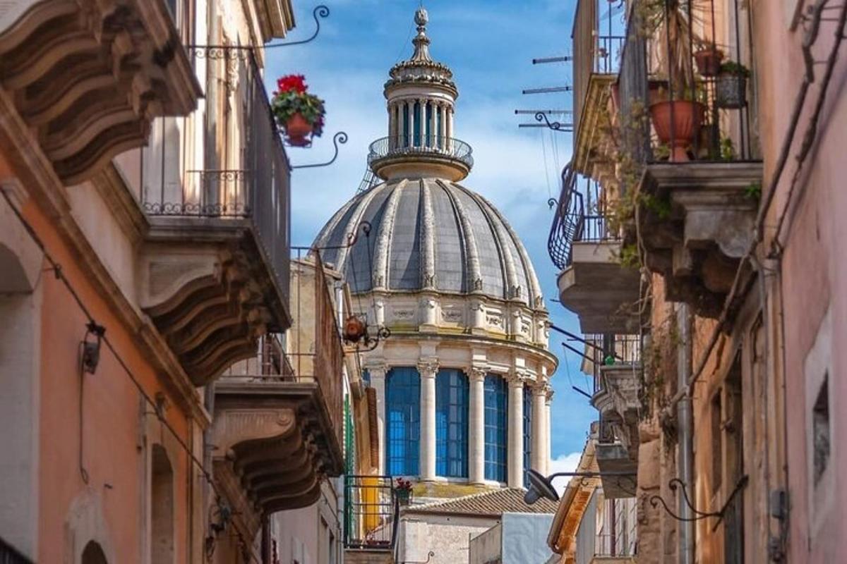 un edificio con una cupola in mezzo a una strada