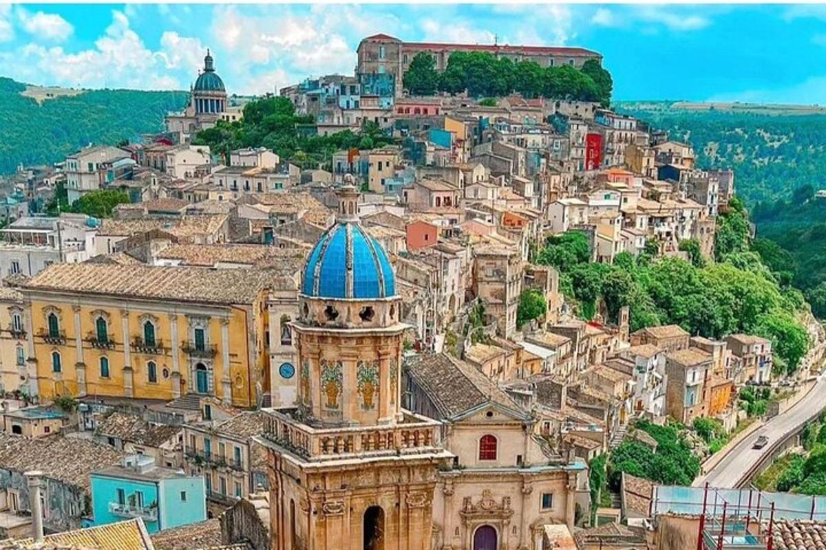 un vecchio edificio con una cupola blu in cima a una città