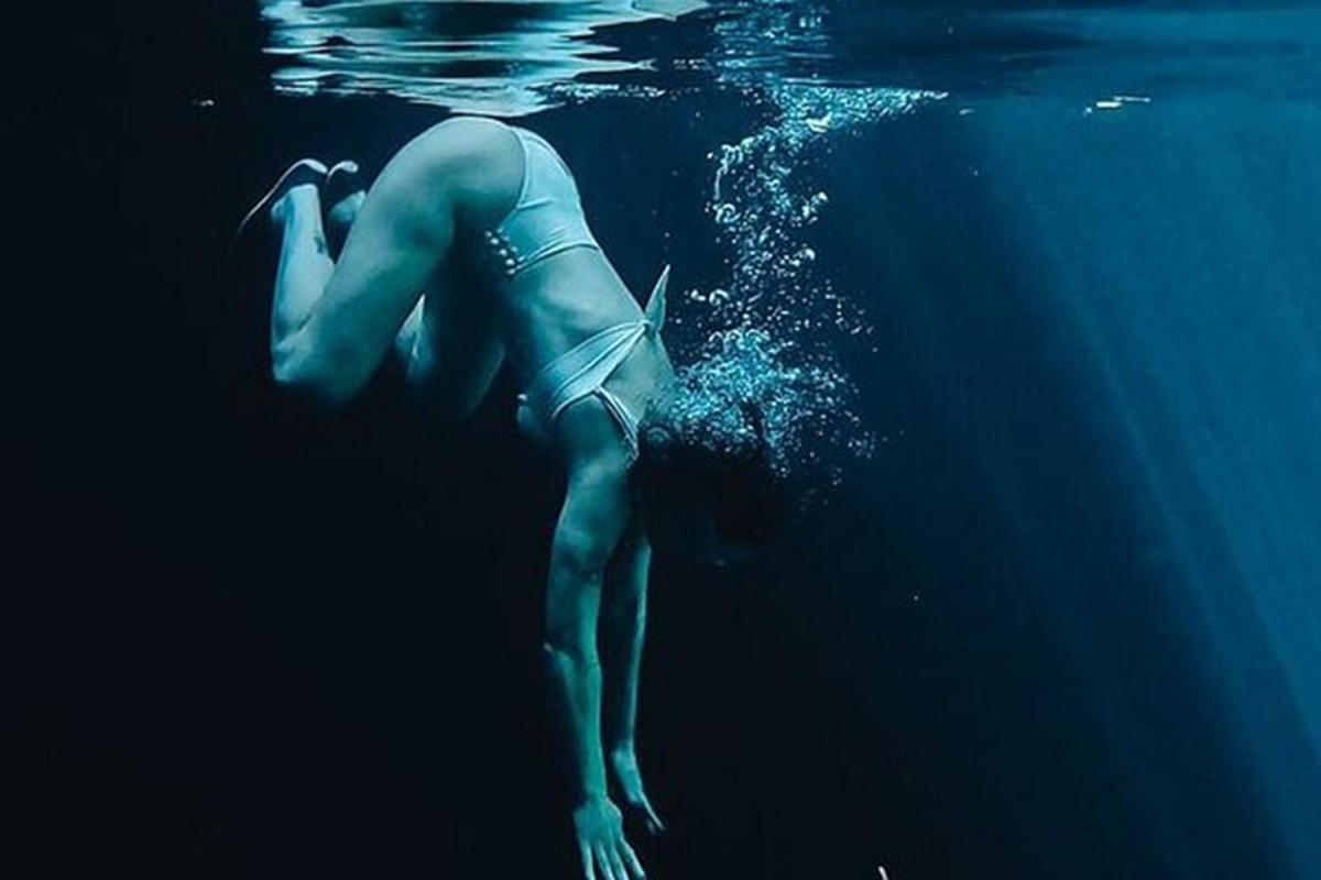 una persona nedant a l'aigua de l'oceà