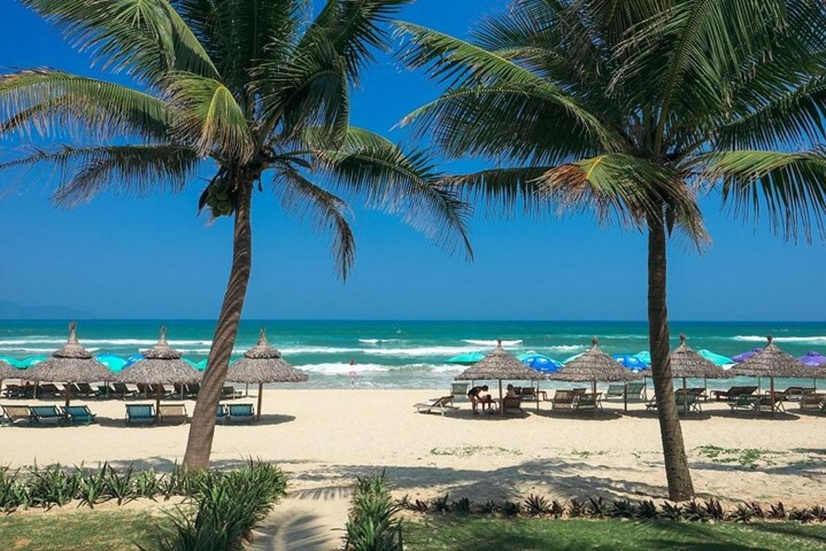 pantai dengan banyak payung dan lautan