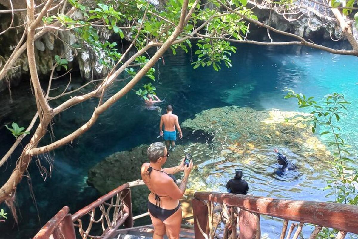 una dona fent una foto de dos homes en un riu