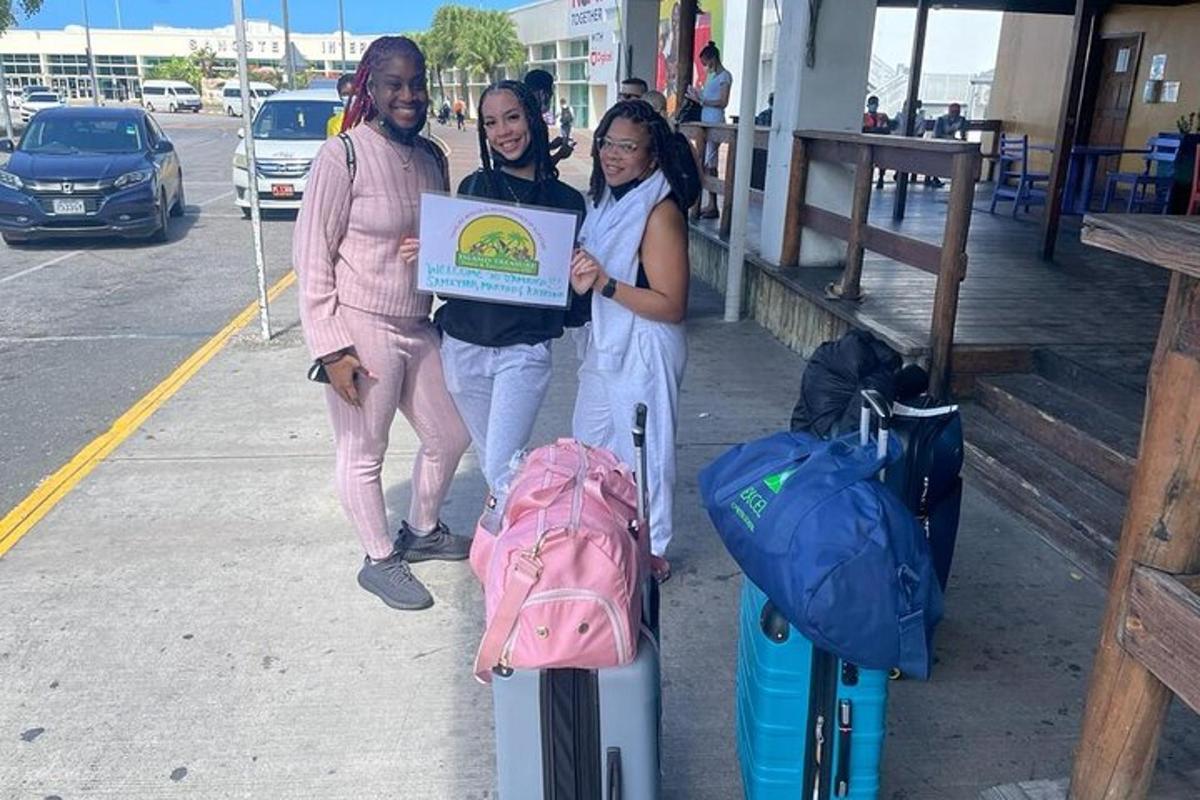 tiga gadis memegang papan tanda di atas bagasi