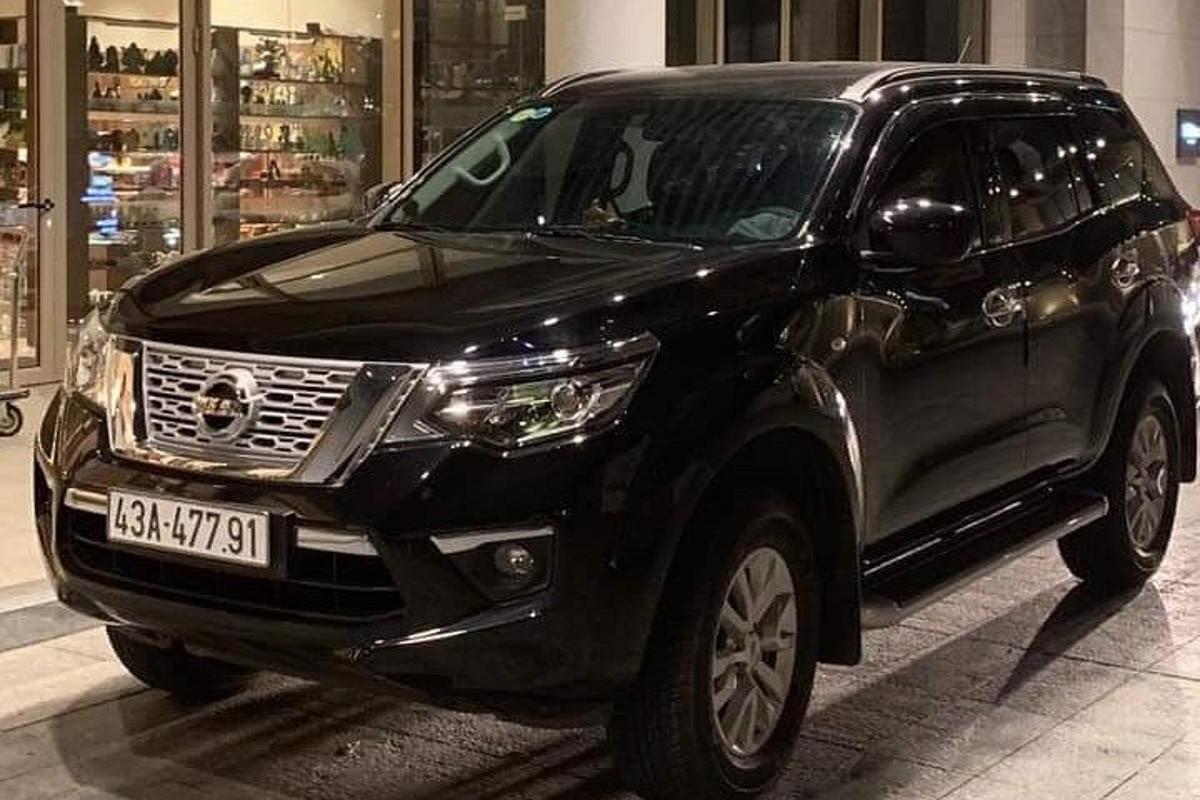 um SUV preto está estacionado em uma loja