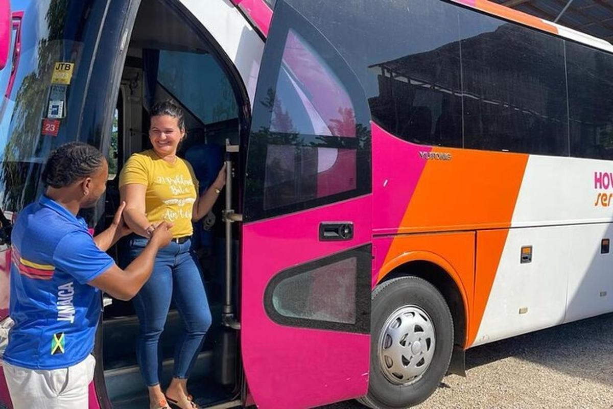 muž a žena nastupující do autobusu