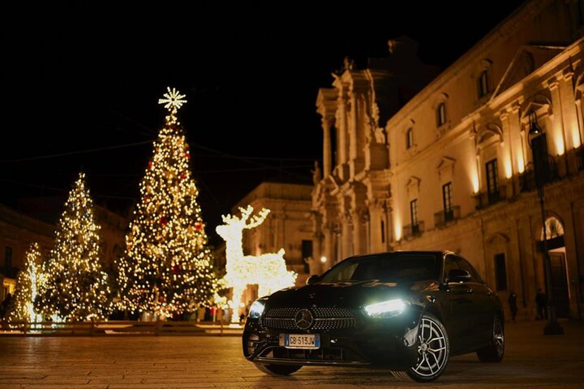 černé auto zaparkované před vánočním stromečkem